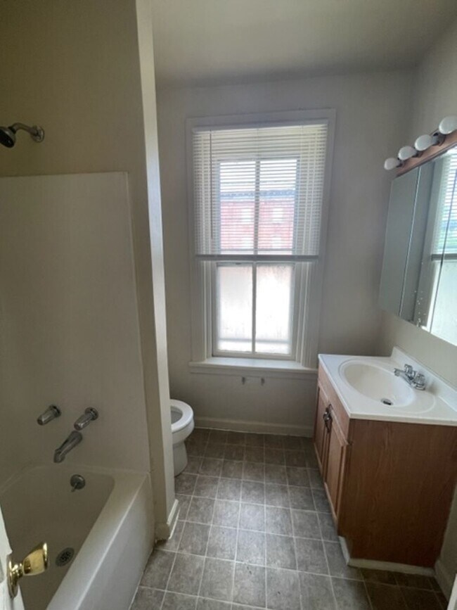 Building Photo - 3 Bedroom Single Family Home in Harrisburg!