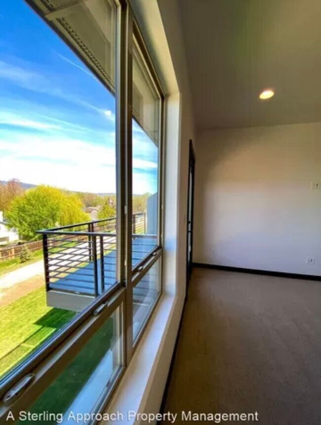 Building Photo - Close to Micron! Luxury Town Home With Two...