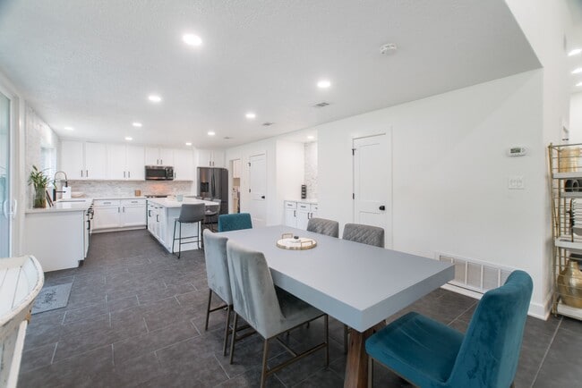 Building Photo - 3103 Hemingway Dr