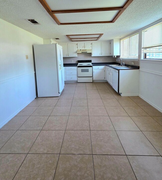 Building Photo - NEW IN MANAGEMENT - HALF OFF THE FIRST MONTH