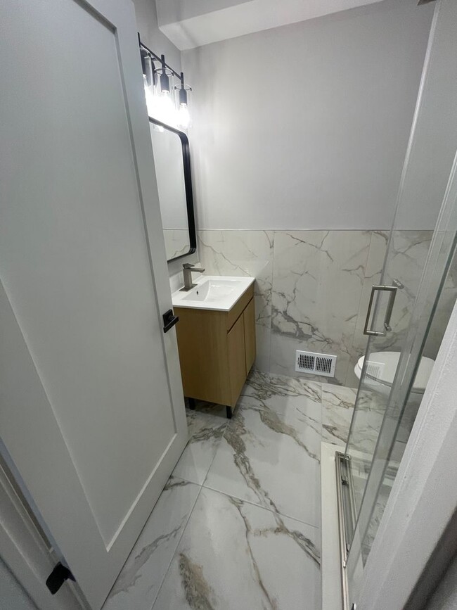 Building Photo - 6524 W Diversey Ave