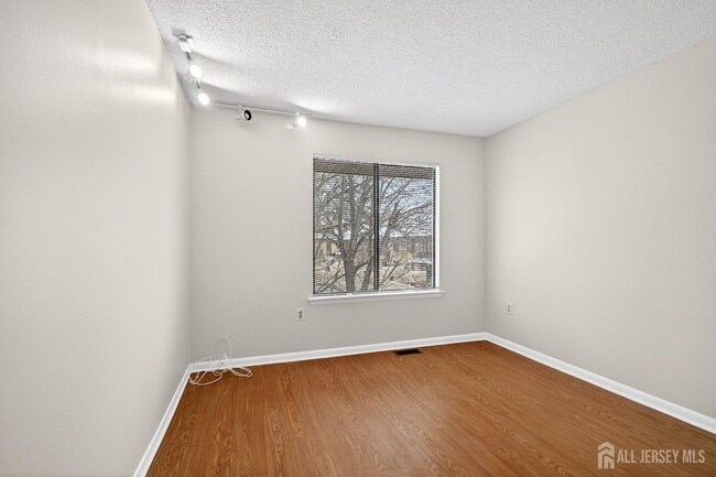 Building Photo - 70 Hampshire Dr