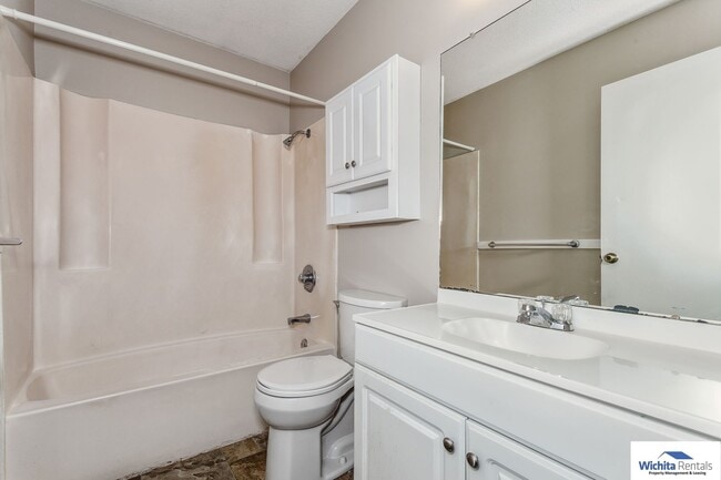 Building Photo - Showings starting 01/09!