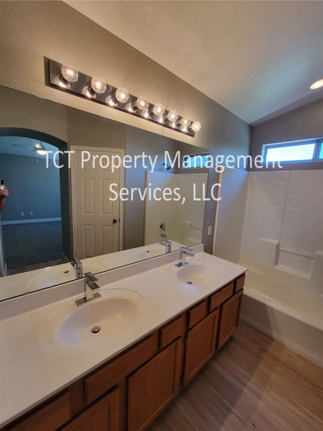 Building Photo - Great 3 Bedroom with Grass Backyard!