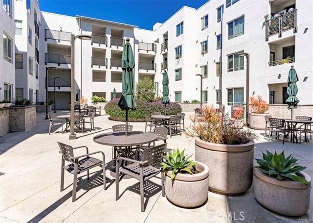 Building Photo - 6001 Crescent Prk E