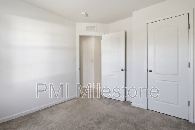 Building Photo - 65 Darien Dr