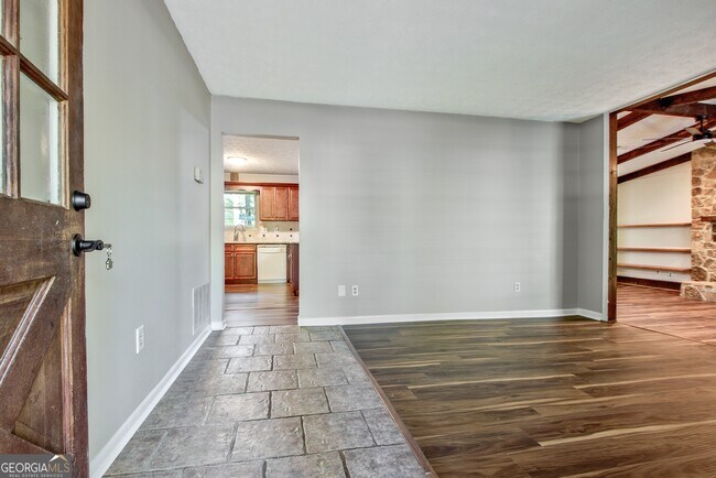Building Photo - 11 Logwood Ln