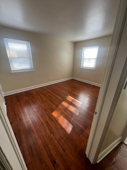 Primary Photo - 5554 Midwood Ave