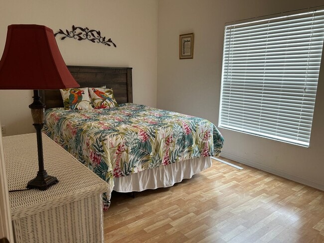 Building Photo - Charming 2 bedroom/ 2 bath condo