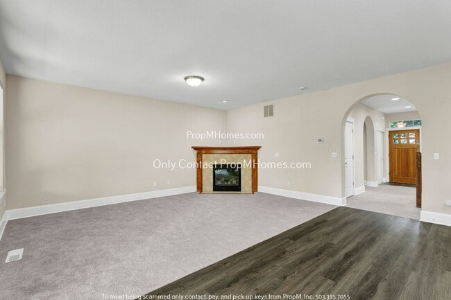 Building Photo - Beautifully Updated Home in Desirable Clackamas! + Solar