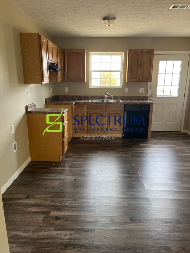 Building Photo - 3 bedroom 2 bath single family home