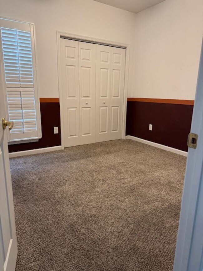 Building Photo - Spacious Condo in Knollwood – Pool, Gym an...