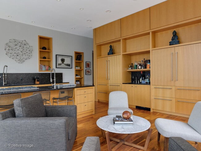 Building Photo - 1302 W Erie St