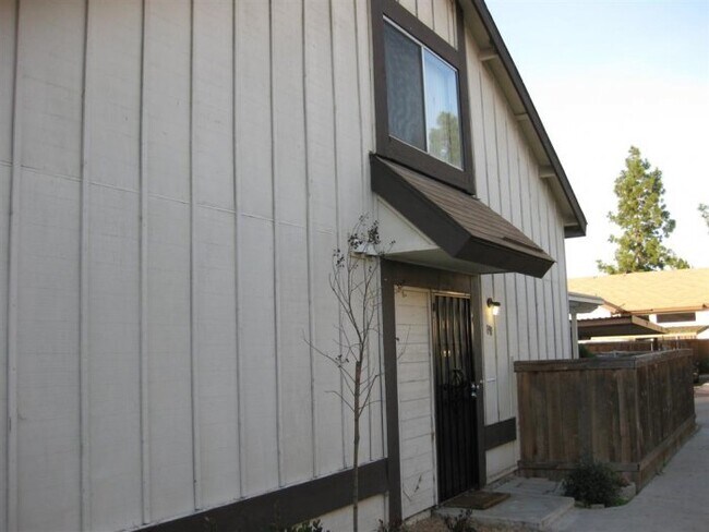 Building Photo - Extra large 3bd/2ba 2 story townhome with ...