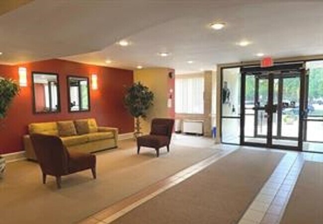 Building Photo - Beautiful 2BR 2BA top floor condo located across from Montgomery Mall