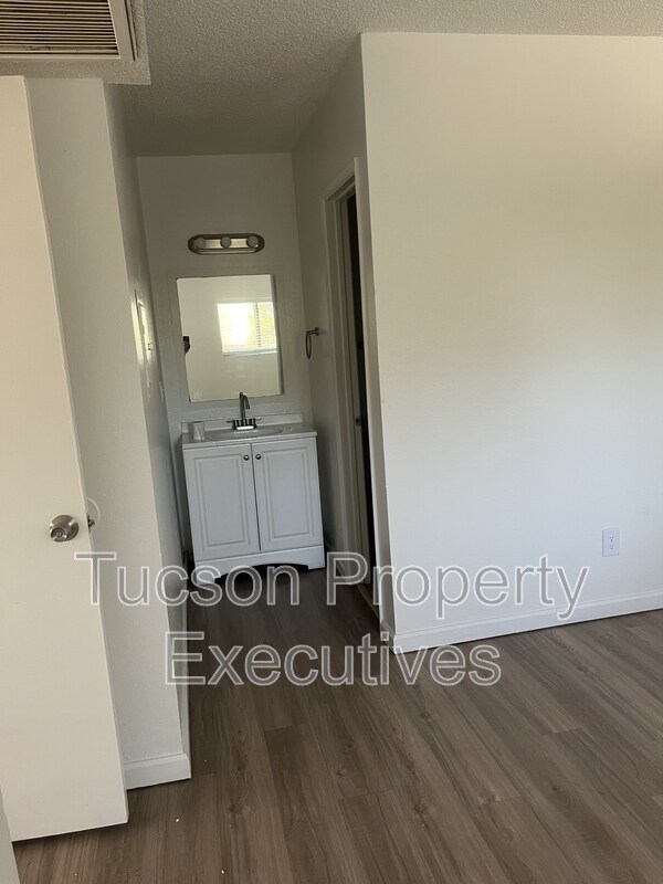 Building Photo - 3810 E Monte Vista Dr