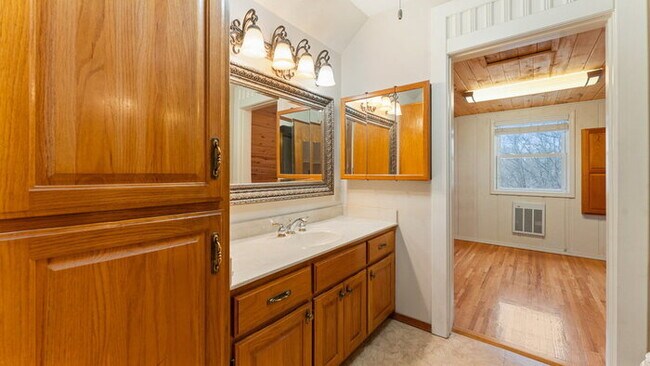 Building Photo - "Charming 2-Bed Home with Scenic Views and...