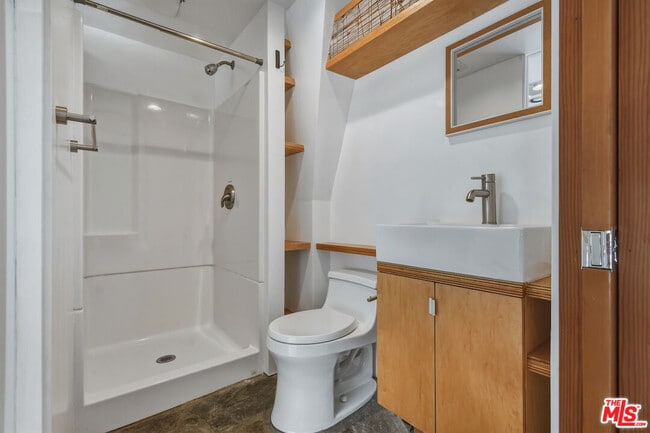 Building Photo - 656 Angelus Pl