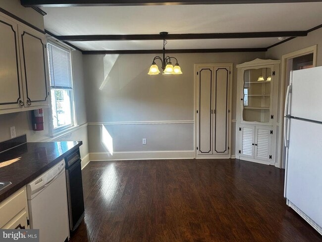 Building Photo - 659 N Main St