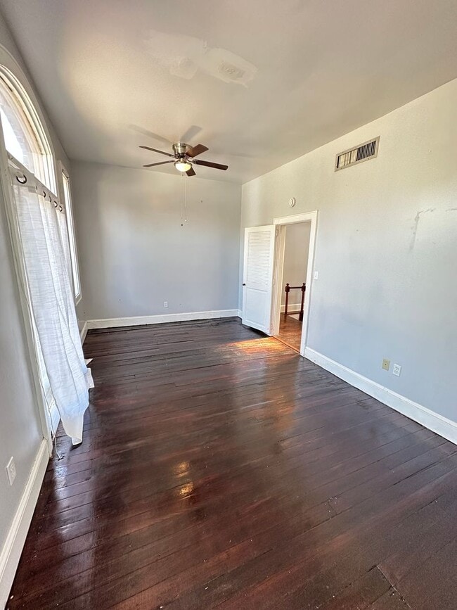 Building Photo - 3 BED | 2.5 BATH | OFF STREET PARKING | PRIVATE BACKYARD | HISTORIC DISTRICT