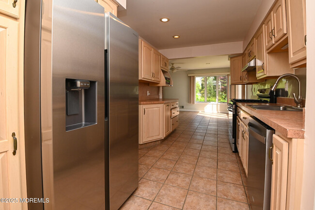 Building Photo - 904 Claridge Dr