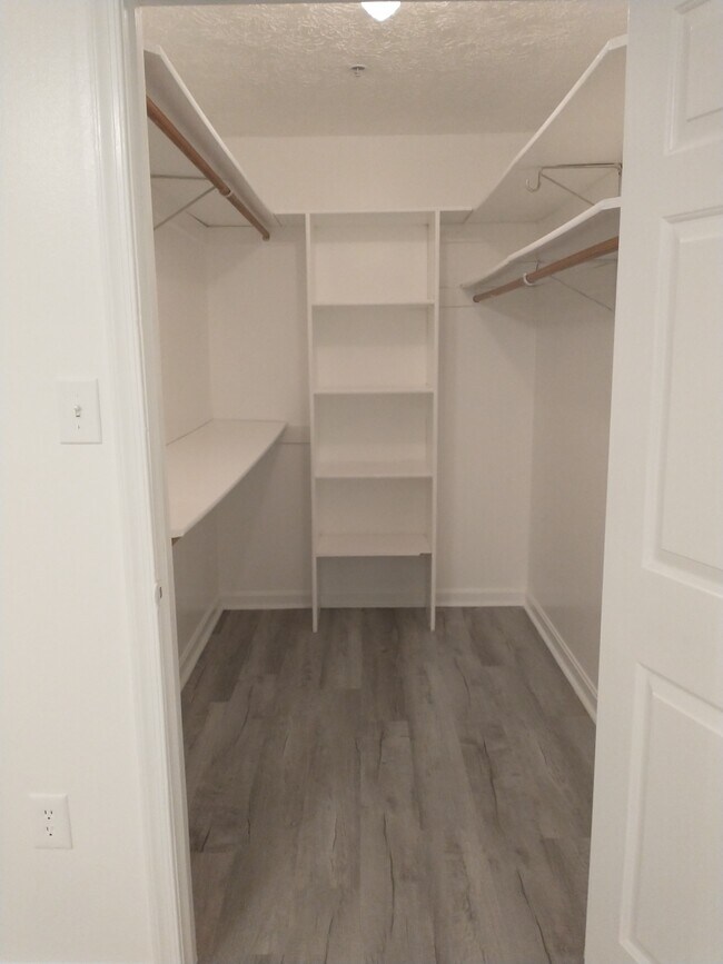 Building Photo - 1288 S Ox Rd