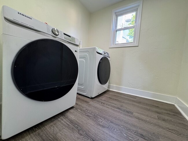 Building Photo - 3 bed 1.5 bath - freshly updated, central air, dishwasher, washer/dryer