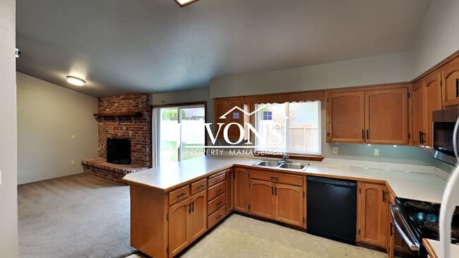 Building Photo - $500 Off First Month! Enjoy this 3-bedroom home featuring a fully equipped kitchen, a two-car att...