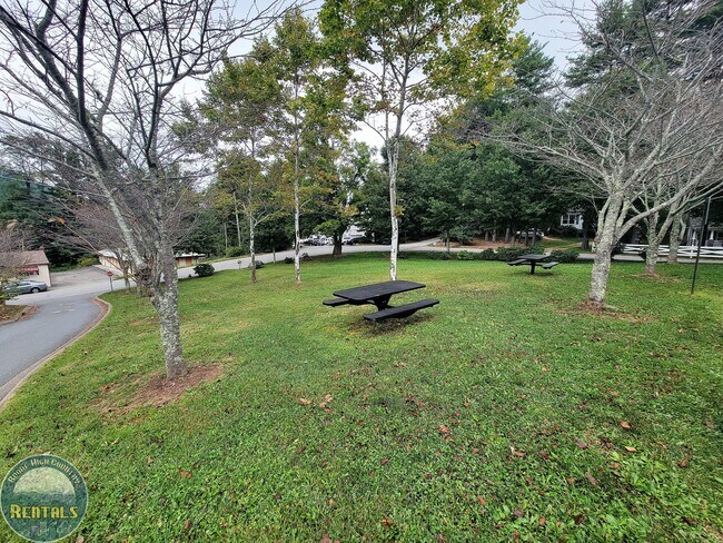 Building Photo - Convenient Boone Living – 3BD/3BA at Pine Ridge Condos