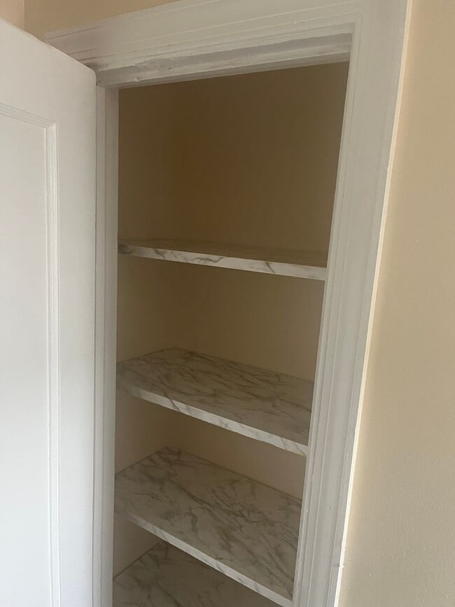 Building Photo - 3bed 1.5 Bathroom Townhome located 4353 Ro...