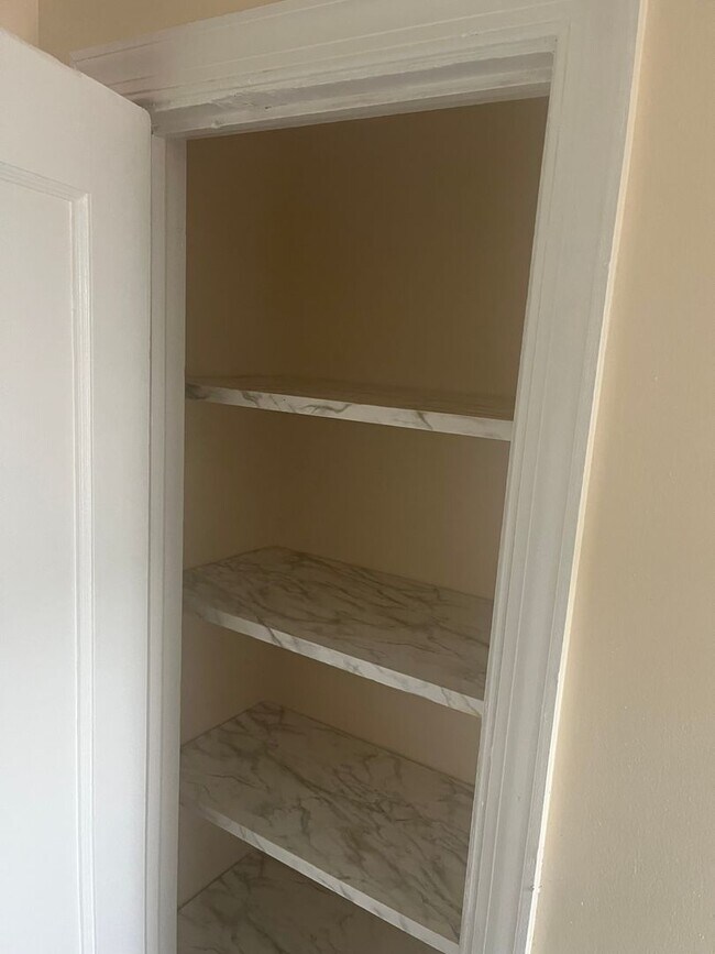 Building Photo - 3bed 1.5 Bathroom Townhome located 4353 Robertson Ave