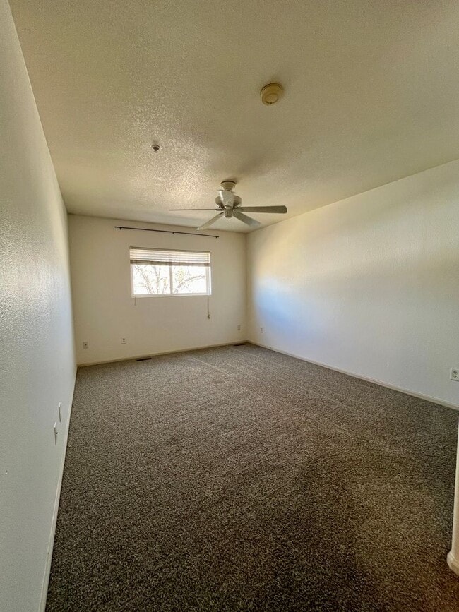 Building Photo - Adorable 3 story, 3BR/3.5BA Townhome w/ detached garage!