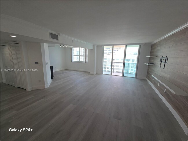 Building Photo - 1155 Brickell Bay Dr