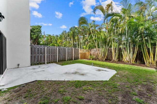 Building Photo - 541 N Ocean Blvd