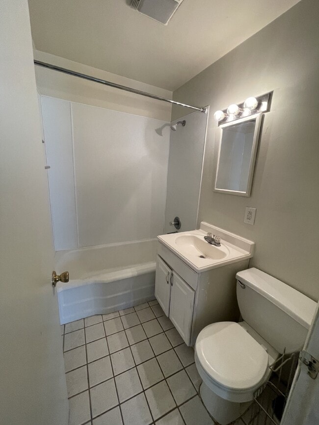 Building Photo - 2-Bedroom, 1 Bathroom Apartment Available ...