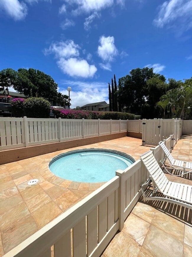 Building Photo - 4 bed/ 2 bath Townhome in Makakilo, Utilit...