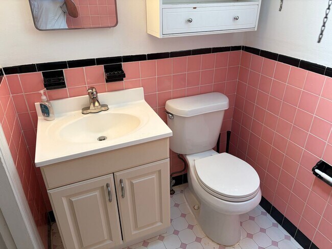 Building Photo - Well Maintained Brick Rowhome in Spring Mill Section of Clifton Heights Is Now Available for Lease