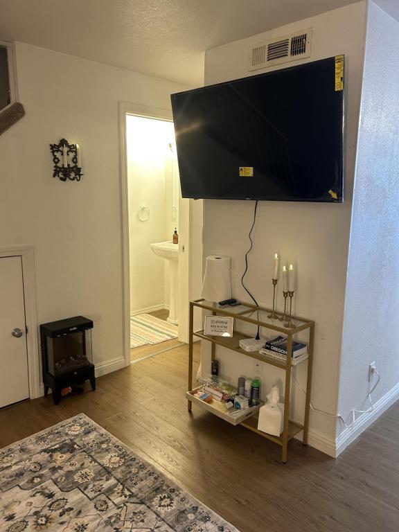 Building Photo - 2215 Poplar Dr