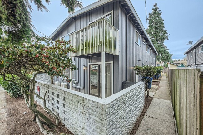 Building Photo - 12737 Greenwood Ave N