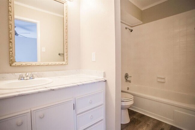 Building Photo - 2301 Mistletoe Dr