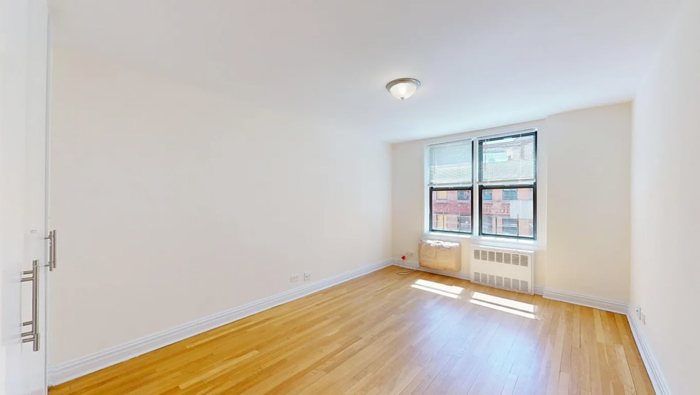 Building Photo - 325 W 13th St
