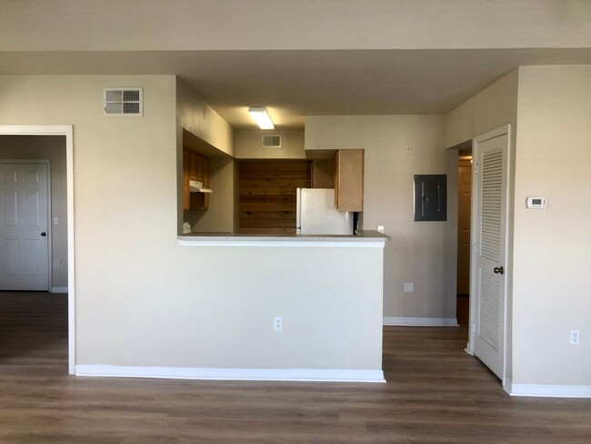 Building Photo - Nicely updated 2/2 unit available now for ...