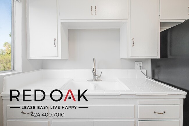 Building Photo - 15405 Vanowen St