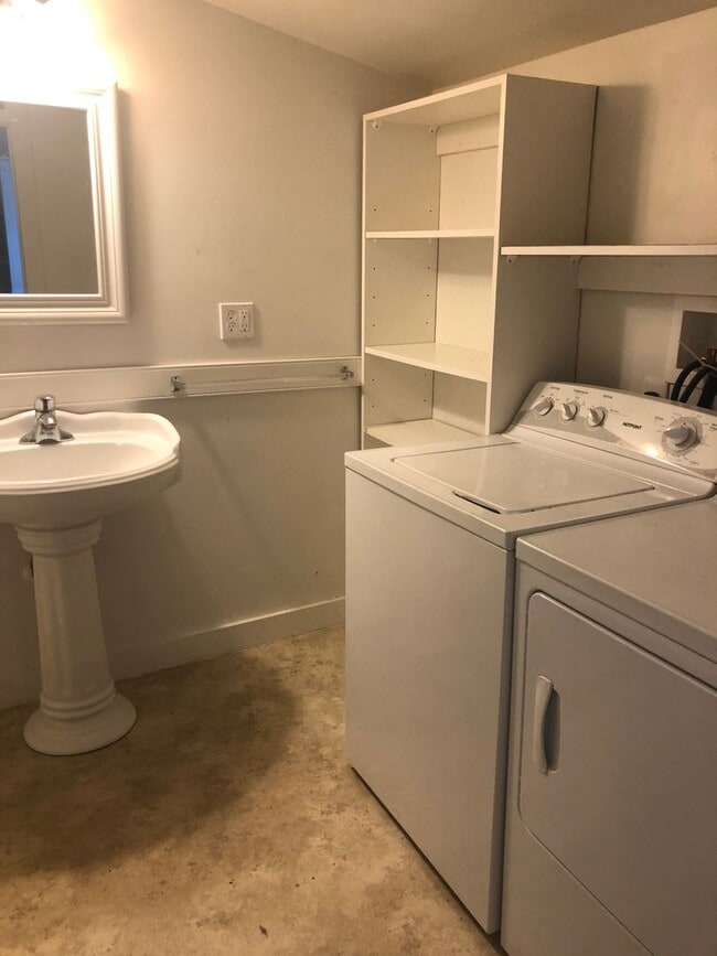 Building Photo - 205 Sir Walter Raleigh St