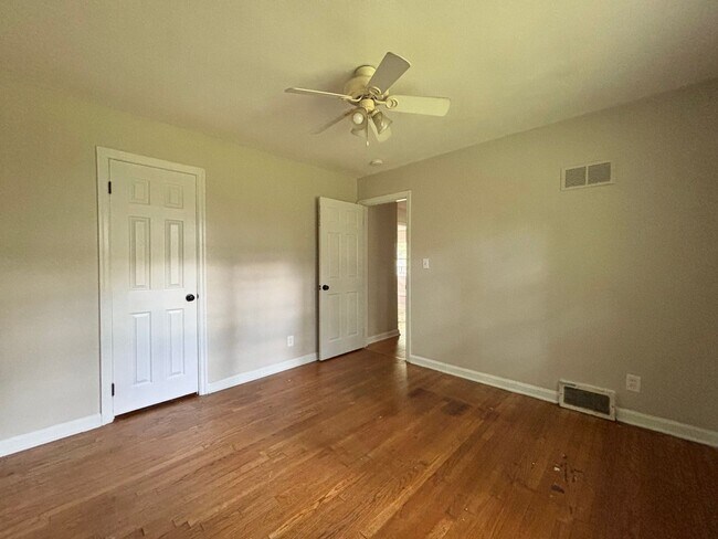 Building Photo - 3 Bed/ 1 Bath - Single Family Home