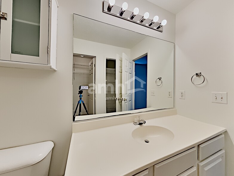 Building Photo - 2425 Edencrest Dr