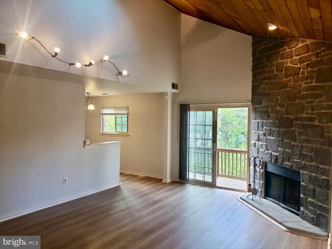 Building Photo - 369 Green Meadow Ln