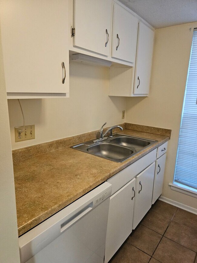 Building Photo - Townhome