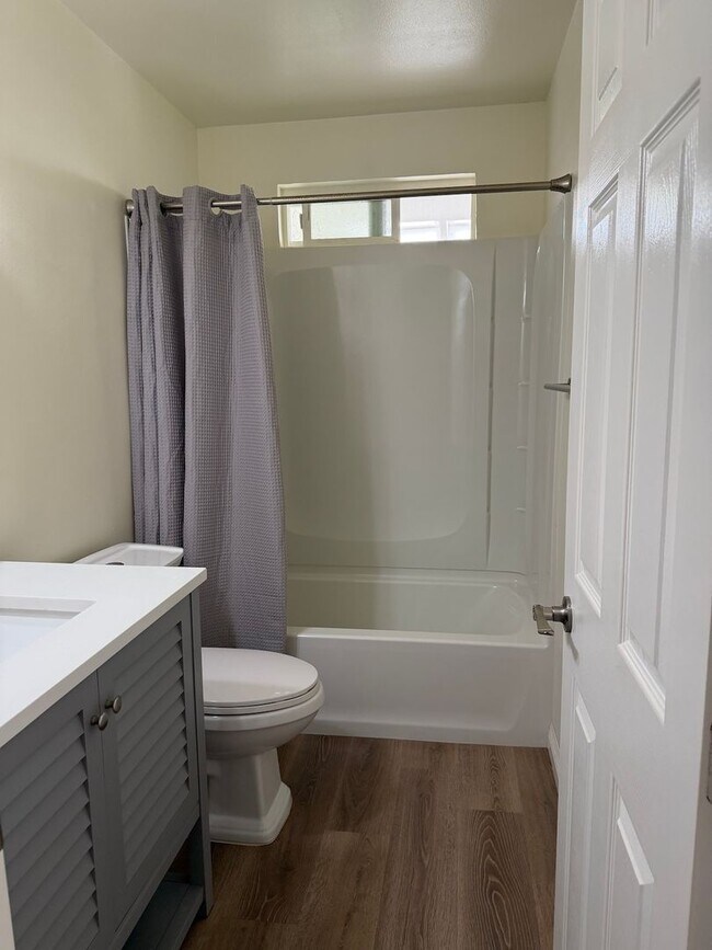 Building Photo - Beautifully Updated 3 Bed, 2 Bath Home in West Vista