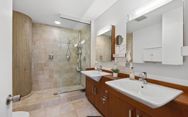 Building Photo - Amazing 2+2 in Logan Cirlce, NW DC